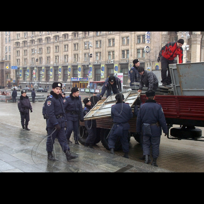 На столичному Майдані Незалежності встановлюють Новорічну ялинку.