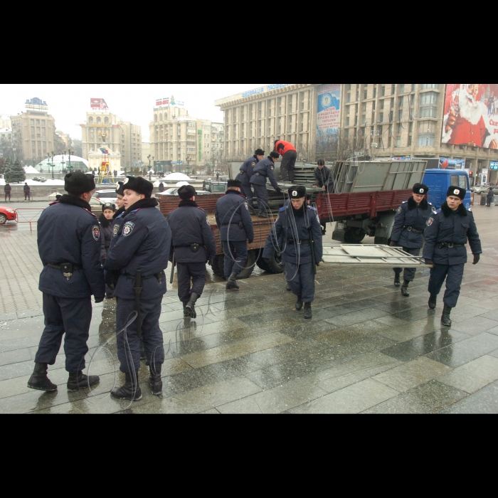 На столичному Майдані Незалежності встановлюють Новорічну ялинку.