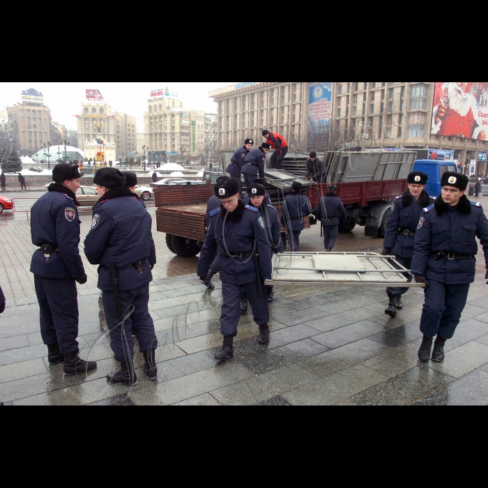 На столичному Майдані Незалежності встановлюють Новорічну ялинку.