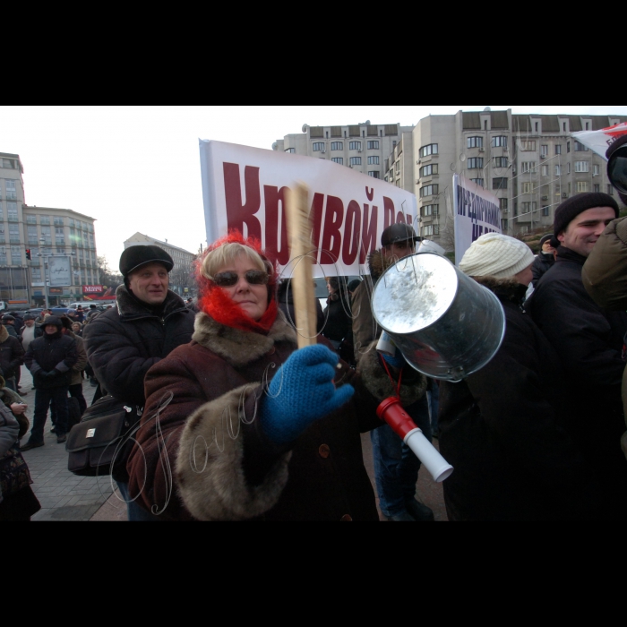 КИЇВ, 6 грудня. Акція протесту на Майдані Незалежності о 9:00 не розпочалася. На головній площі країни біля монументу Незалежності встановлено металеві щити. У свою чергу, столичні комунальники продовжують збирати головну ялинку столиці. Водночас на Європейській площі біля Українського дому зібралося кілька сотень представників Європейської партії, БЮТ, партії 