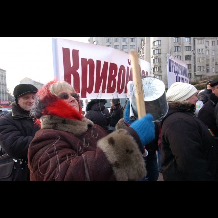 КИЇВ, 6 грудня. Акція протесту на Майдані Незалежності о 9:00 не розпочалася. На головній площі країни біля монументу Незалежності встановлено металеві щити. У свою чергу, столичні комунальники продовжують збирати головну ялинку столиці. Водночас на Європейській площі біля Українського дому зібралося кілька сотень представників Європейської партії, БЮТ, партії 