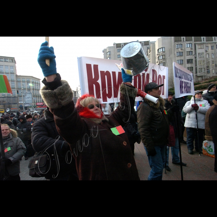 КИЇВ, 6 грудня. Акція протесту на Майдані Незалежності о 9:00 не розпочалася. На головній площі країни біля монументу Незалежності встановлено металеві щити. У свою чергу, столичні комунальники продовжують збирати головну ялинку столиці. Водночас на Європейській площі біля Українського дому зібралося кілька сотень представників Європейської партії, БЮТ, партії 