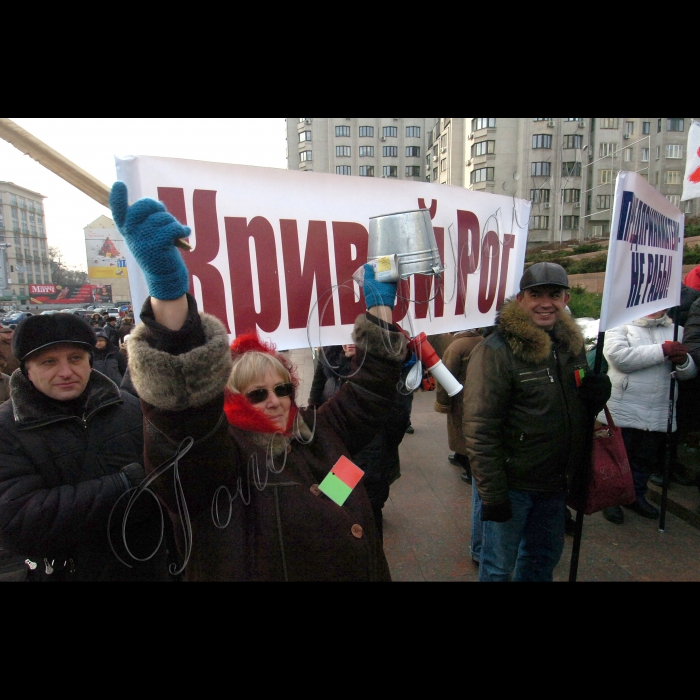 КИЇВ, 6 грудня. Акція протесту на Майдані Незалежності о 9:00 не розпочалася. На головній площі країни біля монументу Незалежності встановлено металеві щити. У свою чергу, столичні комунальники продовжують збирати головну ялинку столиці. Водночас на Європейській площі біля Українського дому зібралося кілька сотень представників Європейської партії, БЮТ, партії 