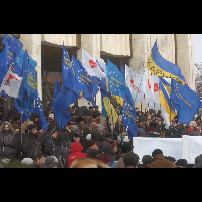 КИЇВ, 6 грудня. Акція протесту на Майдані Незалежності о 9:00 не розпочалася. На головній площі країни біля монументу Незалежності встановлено металеві щити. У свою чергу, столичні комунальники продовжують збирати головну ялинку столиці. Водночас на Європейській площі біля Українського дому зібралося кілька сотень представників Європейської партії, БЮТ, партії 