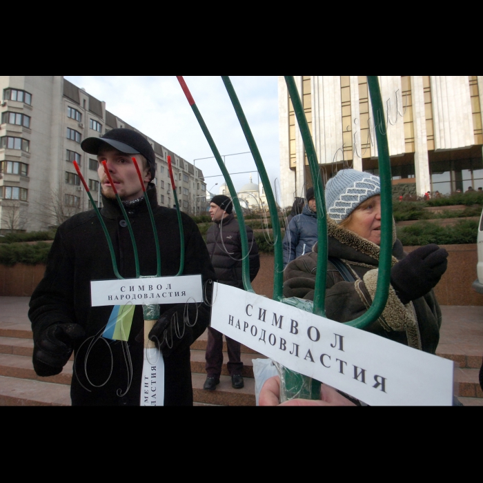 КИЇВ, 6 грудня. Акція протесту на Майдані Незалежності о 9:00 не розпочалася. На головній площі країни біля монументу Незалежності встановлено металеві щити. У свою чергу, столичні комунальники продовжують збирати головну ялинку столиці. Водночас на Європейській площі біля Українського дому зібралося кілька сотень представників Європейської партії, БЮТ, партії 