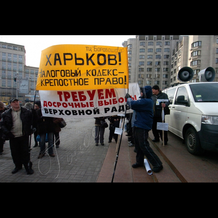 КИЇВ, 6 грудня. Акція протесту на Майдані Незалежності о 9:00 не розпочалася. На головній площі країни біля монументу Незалежності встановлено металеві щити. У свою чергу, столичні комунальники продовжують збирати головну ялинку столиці. Водночас на Європейській площі біля Українського дому зібралося кілька сотень представників Європейської партії, БЮТ, партії 