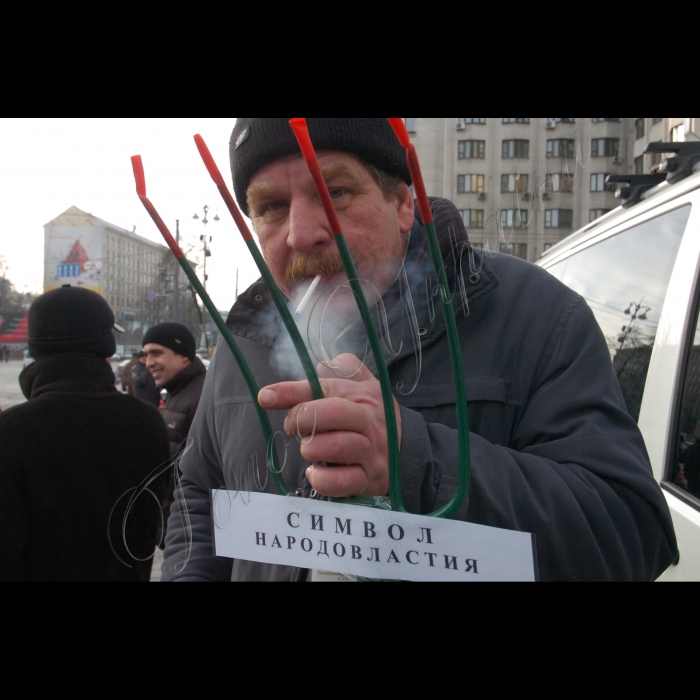 КИЇВ, 6 грудня. Акція протесту на Майдані Незалежності о 9:00 не розпочалася. На головній площі країни біля монументу Незалежності встановлено металеві щити. У свою чергу, столичні комунальники продовжують збирати головну ялинку столиці. Водночас на Європейській площі біля Українського дому зібралося кілька сотень представників Європейської партії, БЮТ, партії 