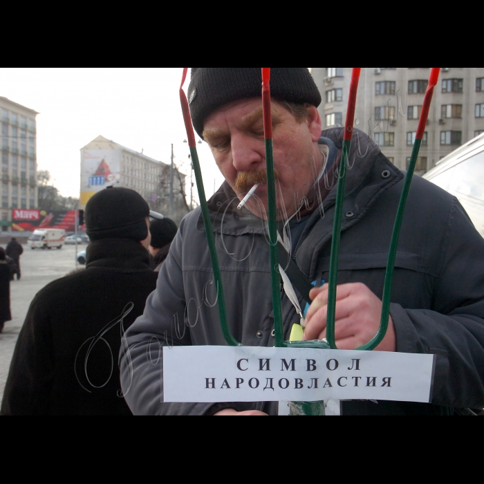 КИЇВ, 6 грудня. Акція протесту на Майдані Незалежності о 9:00 не розпочалася. На головній площі країни біля монументу Незалежності встановлено металеві щити. У свою чергу, столичні комунальники продовжують збирати головну ялинку столиці. Водночас на Європейській площі біля Українського дому зібралося кілька сотень представників Європейської партії, БЮТ, партії 