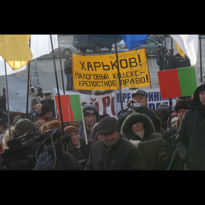 КИЇВ, 6 грудня. Акція протесту на Майдані Незалежності о 9:00 не розпочалася. На головній площі країни біля монументу Незалежності встановлено металеві щити. У свою чергу, столичні комунальники продовжують збирати головну ялинку столиці. Водночас на Європейській площі біля Українського дому зібралося кілька сотень представників Європейської партії, БЮТ, партії 