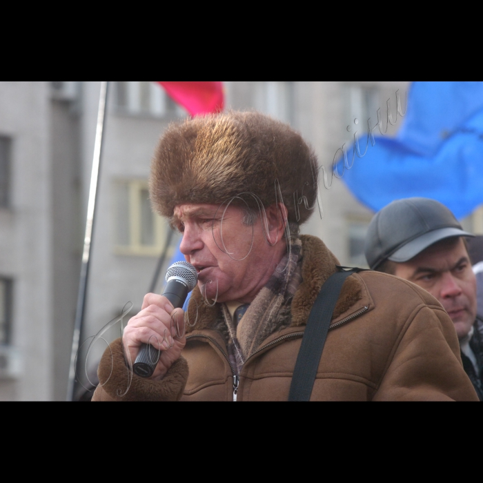 КИЇВ, 6 грудня. Акція протесту на Майдані Незалежності о 9:00 не розпочалася. На головній площі країни біля монументу Незалежності встановлено металеві щити. У свою чергу, столичні комунальники продовжують збирати головну ялинку столиці. Водночас на Європейській площі біля Українського дому зібралося кілька сотень представників Європейської партії, БЮТ, партії 