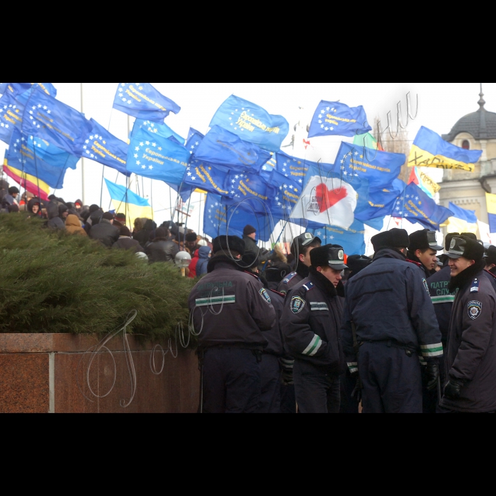 КИЇВ, 6 грудня. Акція протесту на Майдані Незалежності о 9:00 не розпочалася. На головній площі країни біля монументу Незалежності встановлено металеві щити. У свою чергу, столичні комунальники продовжують збирати головну ялинку столиці. Водночас на Європейській площі біля Українського дому зібралося кілька сотень представників Європейської партії, БЮТ, партії 