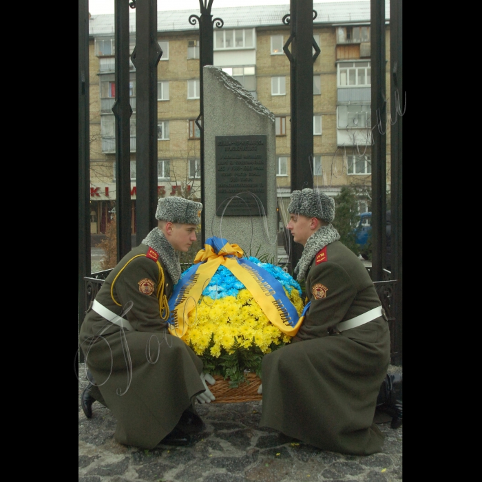 Голова Веховної Ради Володимир Литвин, Президент України Віктор Янукович, Прем’єр-міністр Микола Азаров взяли участь у заходах з нагоди Дня вшанування учасників ліквідації наслідків аварії на Чорнобильській АЕС (проспект Миру, 16, Меморіальний комплекс жертвам Чорнобильської катастрофи).