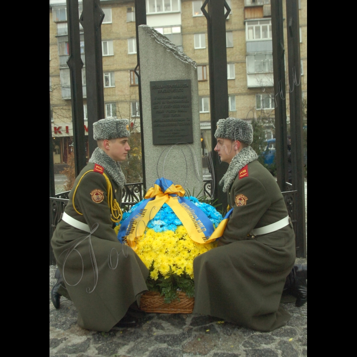 Голова Веховної Ради Володимир Литвин, Президент України Віктор Янукович, Прем’єр-міністр Микола Азаров взяли участь у заходах з нагоди Дня вшанування учасників ліквідації наслідків аварії на Чорнобильській АЕС (проспект Миру, 16, Меморіальний комплекс жертвам Чорнобильської катастрофи).