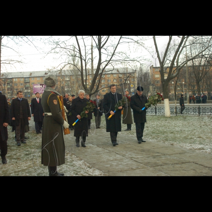 Голова Веховної Ради Володимир Литвин, Президент України Віктор Янукович, Прем’єр-міністр Микола Азаров взяли участь у заходах з нагоди Дня вшанування учасників ліквідації наслідків аварії на Чорнобильській АЕС (проспект Миру, 16, Меморіальний комплекс жертвам Чорнобильської катастрофи).