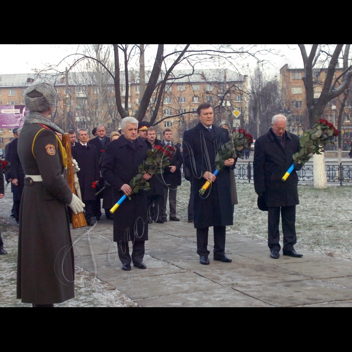 Голова Веховної Ради Володимир Литвин, Президент України Віктор Янукович, Прем’єр-міністр Микола Азаров взяли участь у заходах з нагоди Дня вшанування учасників ліквідації наслідків аварії на Чорнобильській АЕС (проспект Миру, 16, Меморіальний комплекс жертвам Чорнобильської катастрофи).