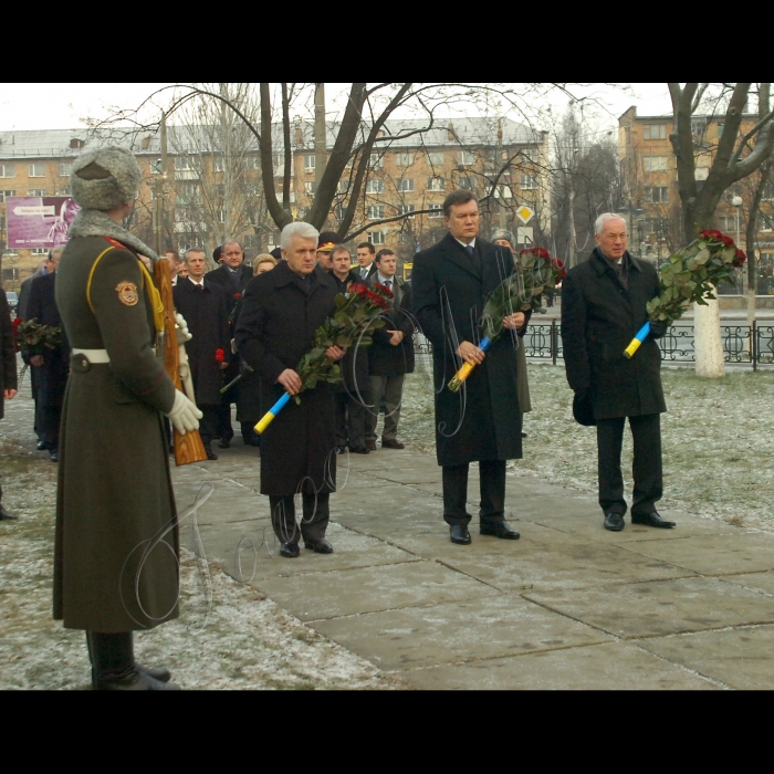 Голова Веховної Ради Володимир Литвин, Президент України Віктор Янукович, Прем’єр-міністр Микола Азаров взяли участь у заходах з нагоди Дня вшанування учасників ліквідації наслідків аварії на Чорнобильській АЕС (проспект Миру, 16, Меморіальний комплекс жертвам Чорнобильської катастрофи).