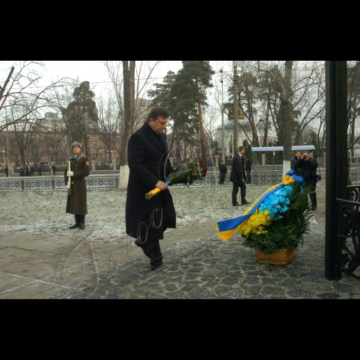 Голова Веховної Ради Володимир Литвин, Президент України Віктор Янукович, Прем’єр-міністр Микола Азаров взяли участь у заходах з нагоди Дня вшанування учасників ліквідації наслідків аварії на Чорнобильській АЕС (проспект Миру, 16, Меморіальний комплекс жертвам Чорнобильської катастрофи).