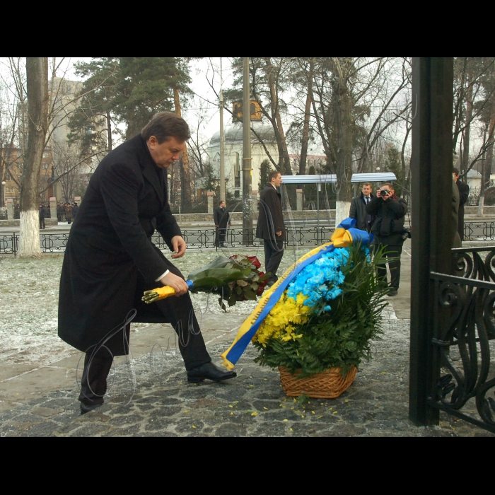 Голова Веховної Ради Володимир Литвин, Президент України Віктор Янукович, Прем’єр-міністр Микола Азаров взяли участь у заходах з нагоди Дня вшанування учасників ліквідації наслідків аварії на Чорнобильській АЕС (проспект Миру, 16, Меморіальний комплекс жертвам Чорнобильської катастрофи).