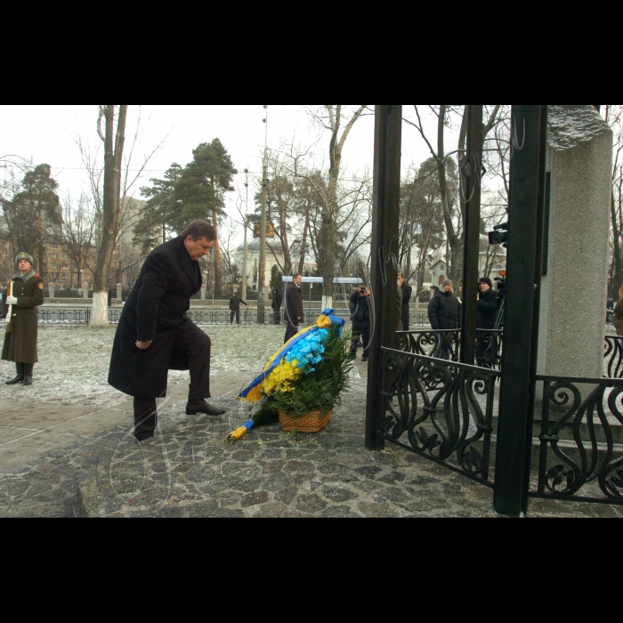 Голова Веховної Ради Володимир Литвин, Президент України Віктор Янукович, Прем’єр-міністр Микола Азаров взяли участь у заходах з нагоди Дня вшанування учасників ліквідації наслідків аварії на Чорнобильській АЕС (проспект Миру, 16, Меморіальний комплекс жертвам Чорнобильської катастрофи).