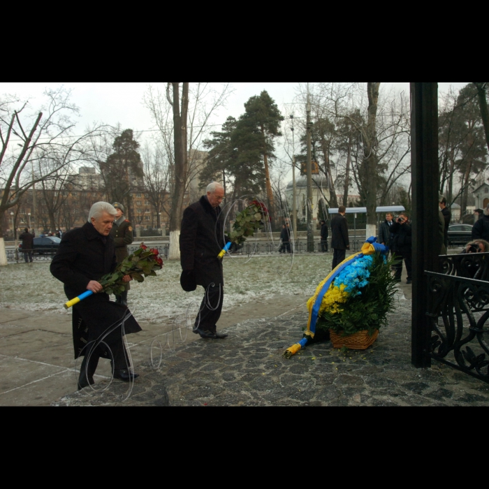 Голова Веховної Ради Володимир Литвин, Президент України Віктор Янукович, Прем’єр-міністр Микола Азаров взяли участь у заходах з нагоди Дня вшанування учасників ліквідації наслідків аварії на Чорнобильській АЕС (проспект Миру, 16, Меморіальний комплекс жертвам Чорнобильської катастрофи).