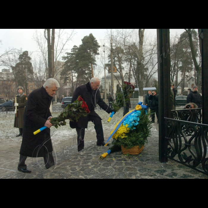 Голова Веховної Ради Володимир Литвин, Президент України Віктор Янукович, Прем’єр-міністр Микола Азаров взяли участь у заходах з нагоди Дня вшанування учасників ліквідації наслідків аварії на Чорнобильській АЕС (проспект Миру, 16, Меморіальний комплекс жертвам Чорнобильської катастрофи).