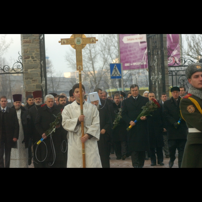 Голова Веховної Ради Володимир Литвин, Президент України Віктор Янукович, Прем’єр-міністр Микола Азаров взяли участь у заходах з нагоди Дня вшанування учасників ліквідації наслідків аварії на Чорнобильській АЕС (проспект Миру, 16, Меморіальний комплекс жертвам Чорнобильської катастрофи).