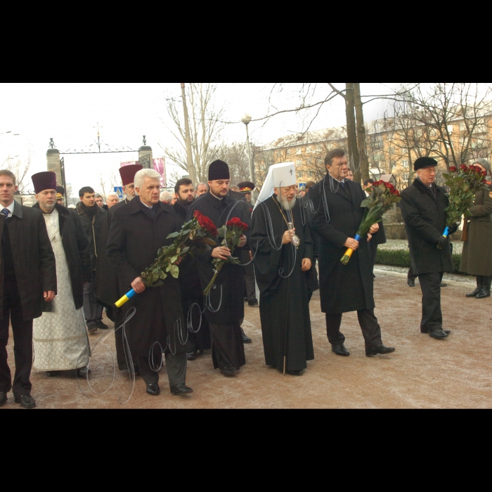 Голова Веховної Ради Володимир Литвин, Президент України Віктор Янукович, Прем’єр-міністр Микола Азаров взяли участь у заходах з нагоди Дня вшанування учасників ліквідації наслідків аварії на Чорнобильській АЕС (проспект Миру, 16, Меморіальний комплекс жертвам Чорнобильської катастрофи).