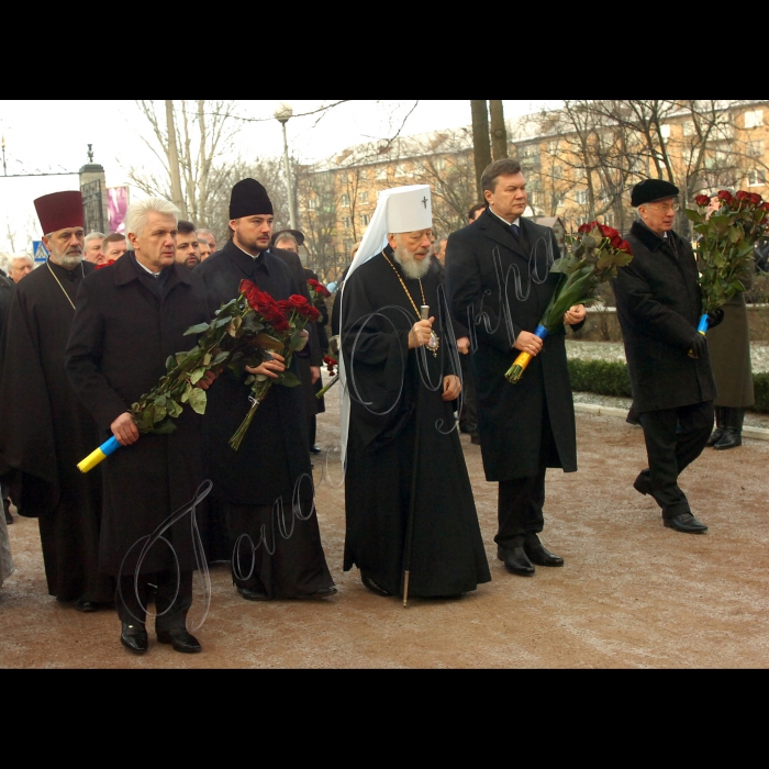 Голова Веховної Ради Володимир Литвин, Президент України Віктор Янукович, Прем’єр-міністр Микола Азаров взяли участь у заходах з нагоди Дня вшанування учасників ліквідації наслідків аварії на Чорнобильській АЕС (проспект Миру, 16, Меморіальний комплекс жертвам Чорнобильської катастрофи).