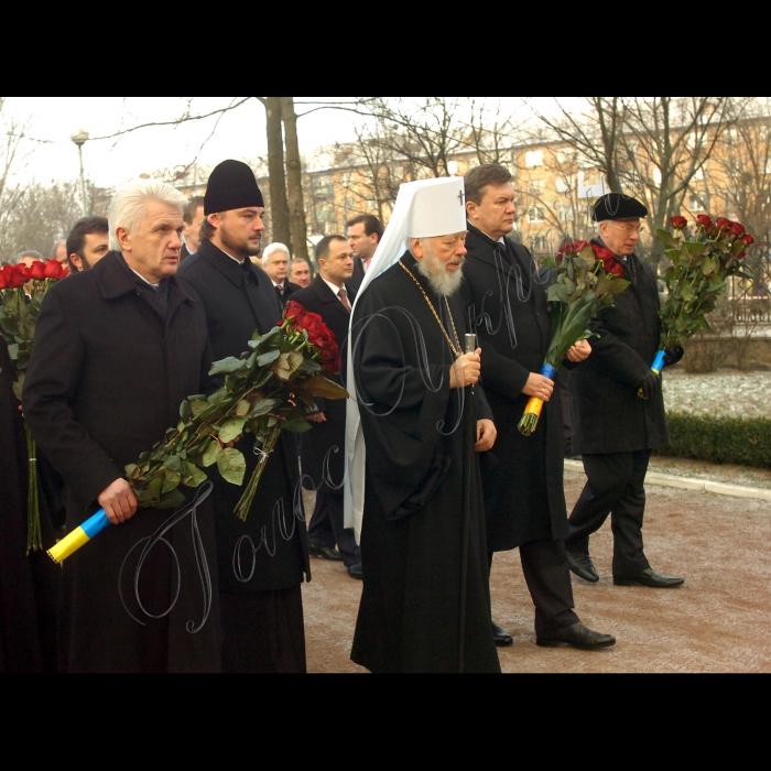 Голова Веховної Ради Володимир Литвин, Президент України Віктор Янукович, Прем’єр-міністр Микола Азаров взяли участь у заходах з нагоди Дня вшанування учасників ліквідації наслідків аварії на Чорнобильській АЕС (проспект Миру, 16, Меморіальний комплекс жертвам Чорнобильської катастрофи).