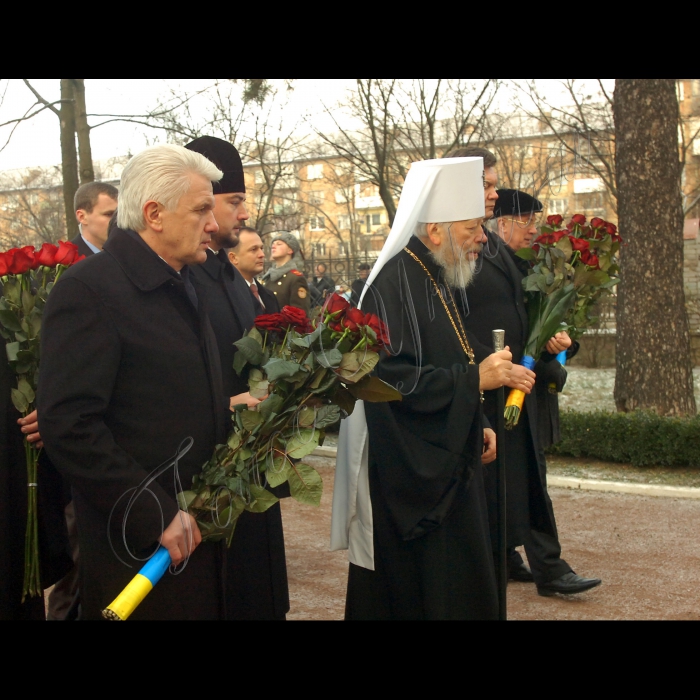 Голова Веховної Ради Володимир Литвин, Президент України Віктор Янукович, Прем’єр-міністр Микола Азаров взяли участь у заходах з нагоди Дня вшанування учасників ліквідації наслідків аварії на Чорнобильській АЕС (проспект Миру, 16, Меморіальний комплекс жертвам Чорнобильської катастрофи).