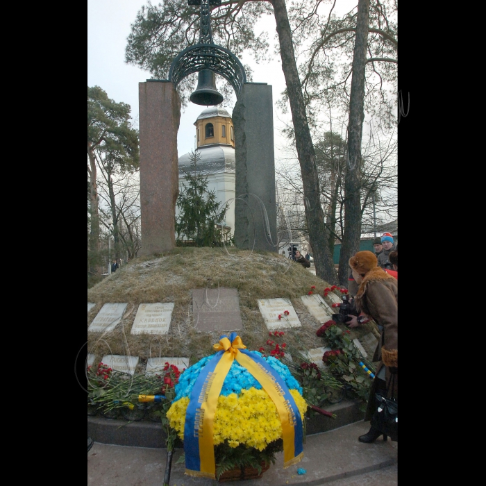 Голова Веховної Ради Володимир Литвин, Президент України Віктор Янукович, Прем’єр-міністр Микола Азаров взяли участь у заходах з нагоди Дня вшанування учасників ліквідації наслідків аварії на Чорнобильській АЕС (проспект Миру, 16, Меморіальний комплекс жертвам Чорнобильської катастрофи).