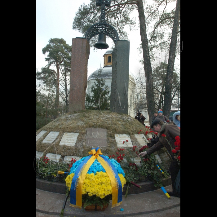 Голова Веховної Ради Володимир Литвин, Президент України Віктор Янукович, Прем’єр-міністр Микола Азаров взяли участь у заходах з нагоди Дня вшанування учасників ліквідації наслідків аварії на Чорнобильській АЕС (проспект Миру, 16, Меморіальний комплекс жертвам Чорнобильської катастрофи).