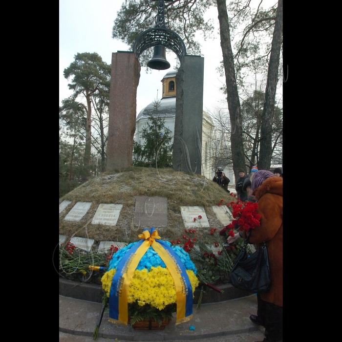 Голова Веховної Ради Володимир Литвин, Президент України Віктор Янукович, Прем’єр-міністр Микола Азаров взяли участь у заходах з нагоди Дня вшанування учасників ліквідації наслідків аварії на Чорнобильській АЕС (проспект Миру, 16, Меморіальний комплекс жертвам Чорнобильської катастрофи).