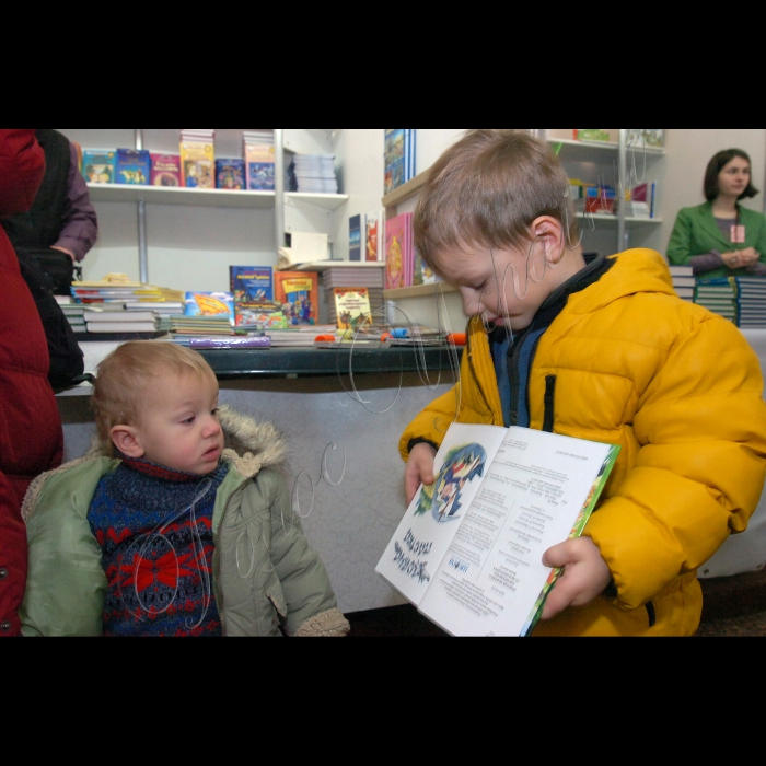 В столичному Українському домі відкрито Благодійний дитячий книжковий ярмарок до Дня Святого Миколая.