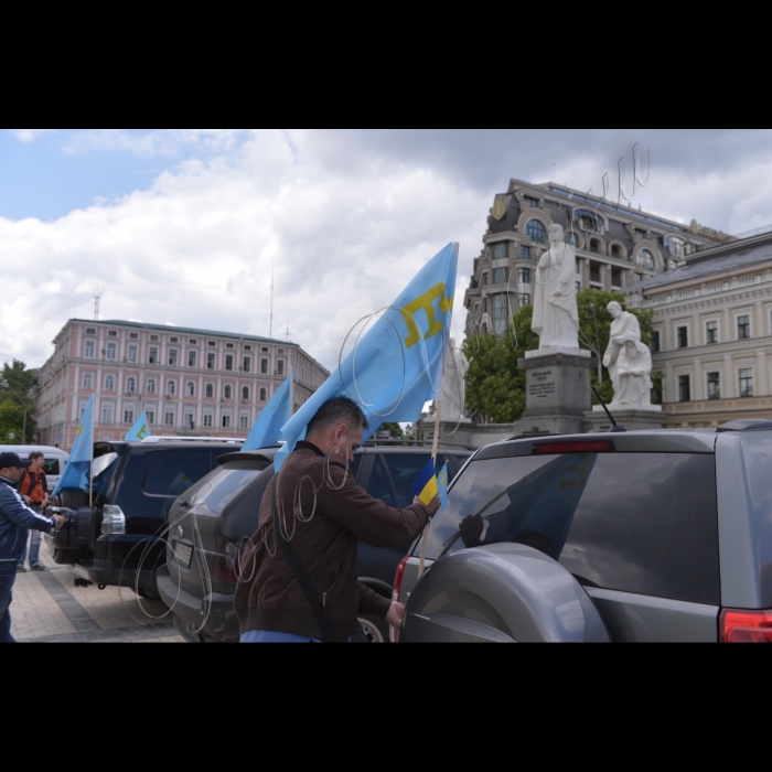 Київ. На Михайлівський площі відбулась  акція про підтримку звуковим сигналом Дня пам'яті жертв геноциду і солідарності з кримськими татарами.