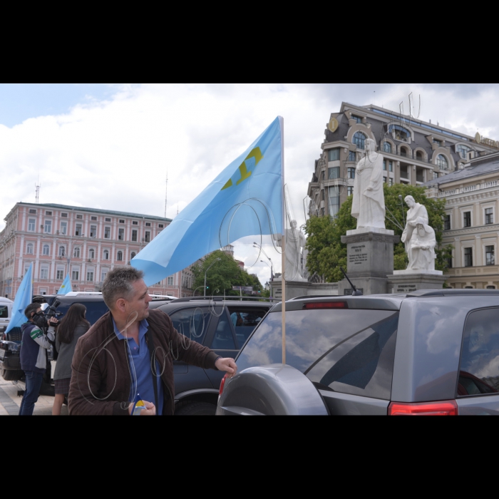 Київ. На Михайлівський площі відбулась  акція про підтримку звуковим сигналом Дня пам'яті жертв геноциду і солідарності з кримськими татарами.