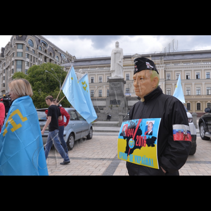 Київ. На Михайлівський площі відбулась  акція про підтримку звуковим сигналом Дня пам'яті жертв геноциду і солідарності з кримськими татарами.