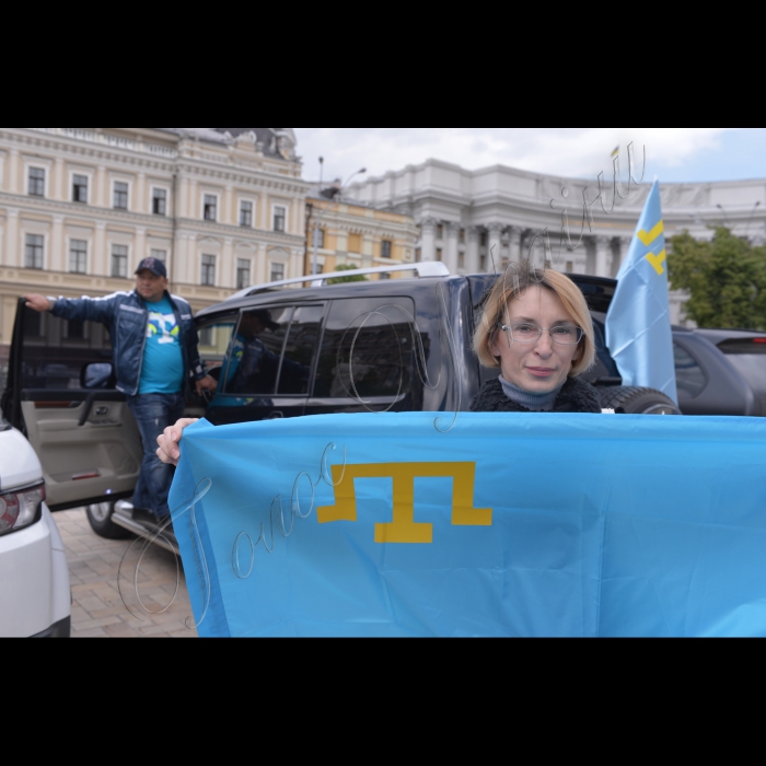 Київ. На Михайлівський площі відбулась  акція про підтримку звуковим сигналом Дня пам'яті жертв геноциду і солідарності з кримськими татарами.