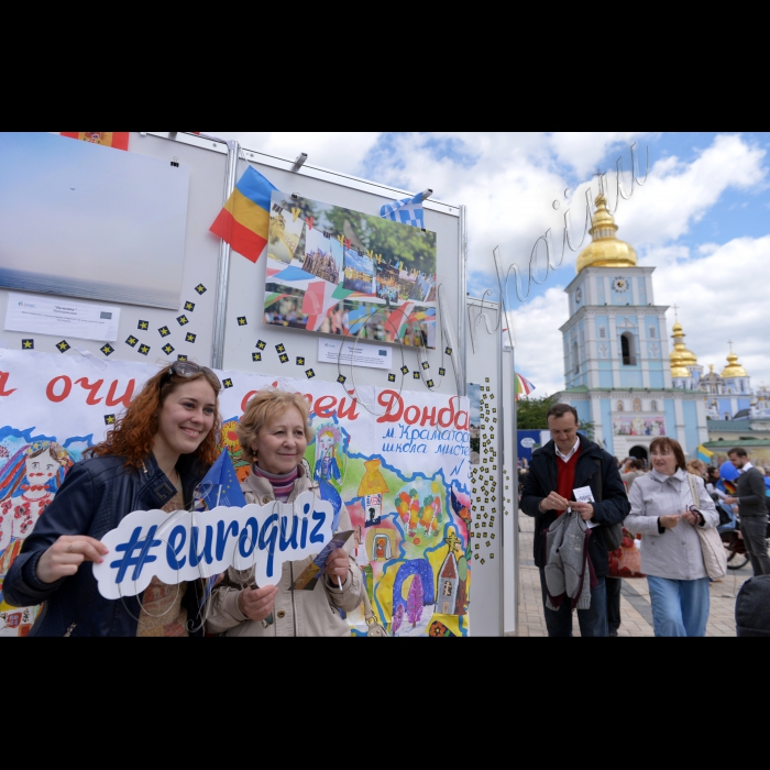 Святкування Дня Європи на Михайлівській площі в Києві.