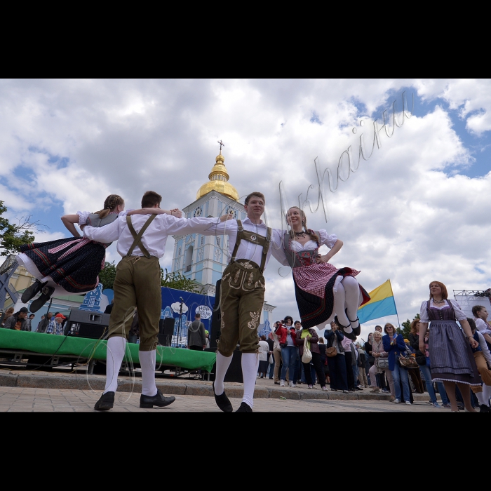 Святкування Дня Європи на Михайлівській площі в Києві.