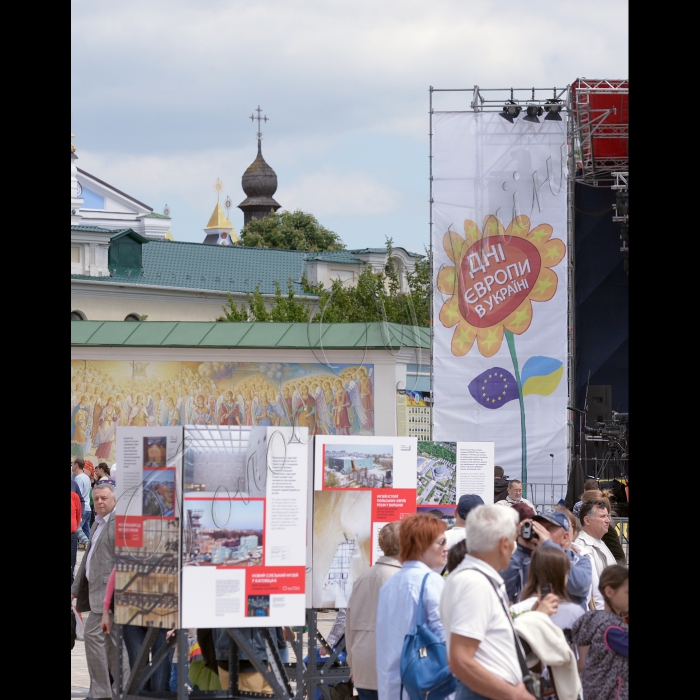 Святкування Дня Європи на Михайлівській площі в Києві.