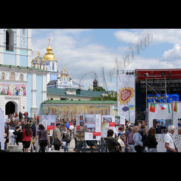 Святкування Дня Європи на Михайлівській площі в Києві.