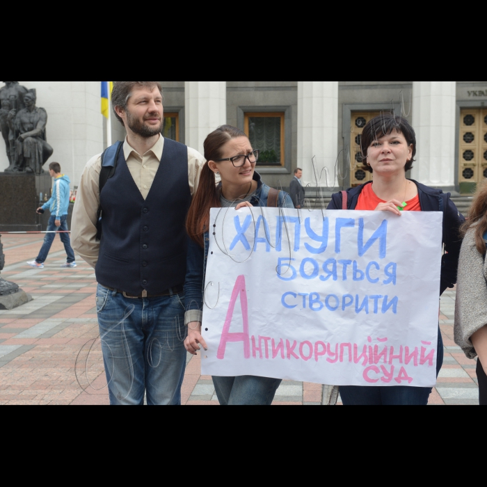 01 червня 2016. Біля Верховної Ради  України відбулася акція протесту громадських антикорупційних організацій щодо змін до Конституції та закону про судоустрій, які відкладають створення та запуск роботи антикорупційного суду на невизначений строк.