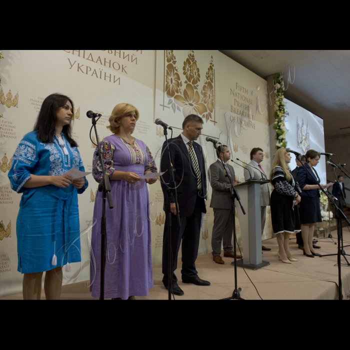  02 червня 2016. Голова Верховної Ради України Андрій Парубій, Президент України  Петро Порошенко, Прем'єр-міністр України Володимир Гройсман взяли участь у П’ятому національному молитовному сніданку та  помолися разом з його учасниками за мир та єдність в Україні. Гопко, Богомолець, Мірошниченко Ю.