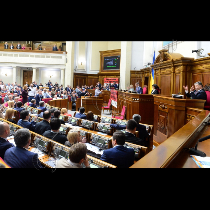 2 червня 2016. Пленарне засідання Верховної Ради України. Народні депутати прйняли проект закону про внесення змін до Конституції України (щодо правосуддя). За проголосували 335  депутатів