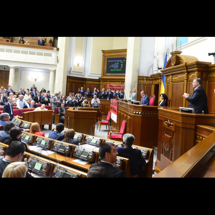 2 червня 2016. Пленарне засідання Верховної Ради України. Народні депутати прйняли проект закону про внесення змін до Конституції України (щодо правосуддя). За проголосували 335  депутатів