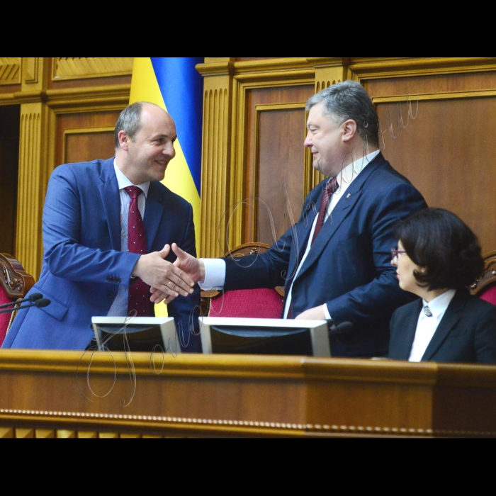 2 червня 2016. Пленарне засідання Верховної Ради України. Народні депутати прйняли проект закону про внесення змін до Конституції України (щодо правосуддя). За проголосували 335  депутатів. Голова Верховної Ради України Андрій Парубій, Президент України  Петро Порошенко, Оксана Сироїд