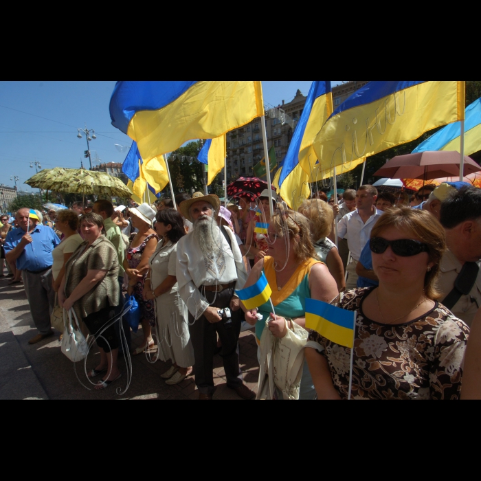 24 липня 2010 урочистий мітинг на площі перед КМДА з нагоди Дня національного прапора за участю депутатів Київської міської ради теперішнього та минулого скликань, народних депутатів України та громадськості міста. 