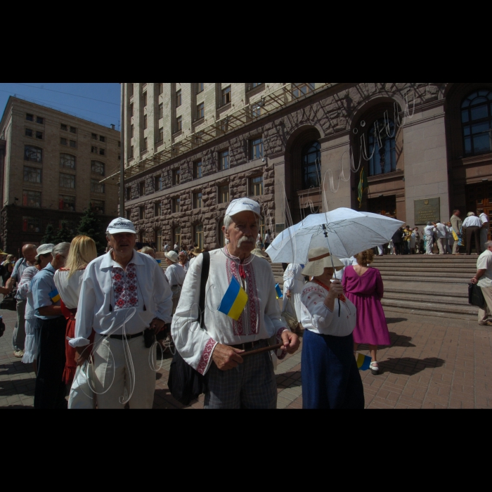 24 липня 2010 урочистий мітинг на площі перед КМДА з нагоди Дня національного прапора за участю депутатів Київської міської ради теперішнього та минулого скликань, народних депутатів України та громадськості міста. 