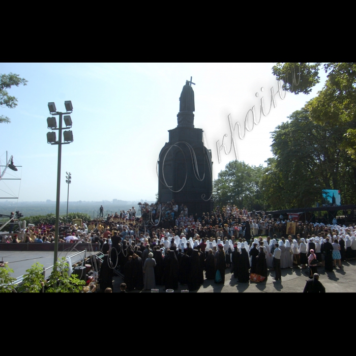 27 липня 2010 Київ. Урочистий молебень на Володимирській гірці з нагоди візиту в Україну Святішого Патріарха Московського і всієї Русі Кирила. 